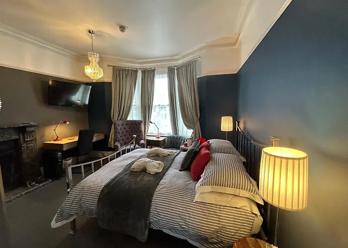 Top Hotels Near the Michelin-Starred Midsummer House