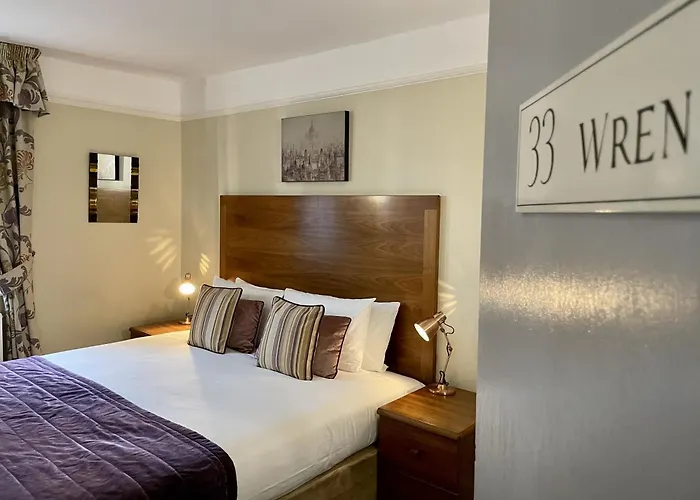 Best Hotels Close to Apollo Victoria Theatre, London