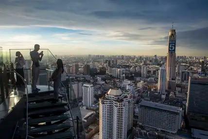 Das Red Sky Restaurant des Baiyoke Sky Hotels in Thailand bietet imposante Aussichten.