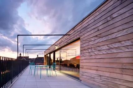 Abends auf der Dachterrasse sitzen und den Blick über Zürich genießen. Das kannst du in Josephine’s Guesthouse.